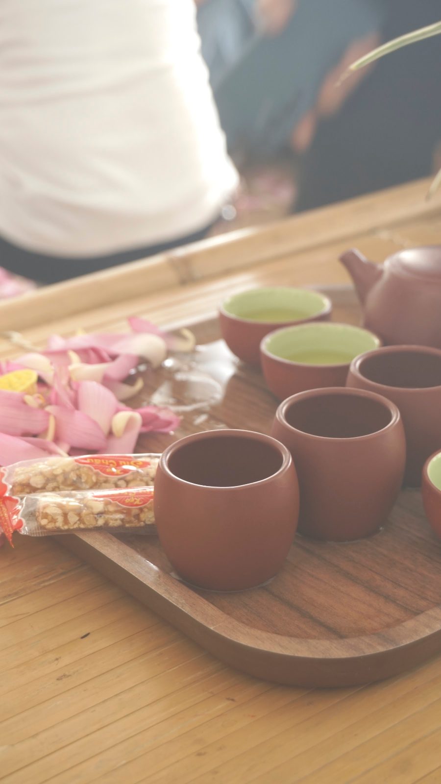 Ấm chén tử sa bên cánh sen hồng