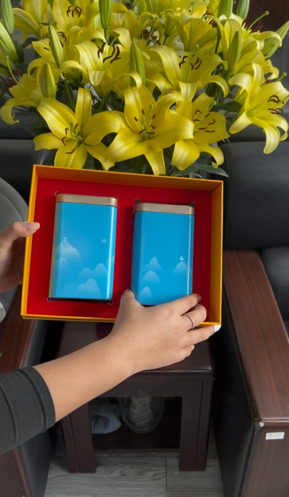 Quà Tết bằng trà hay hộp hạt dinh dưỡng: so sánh sáu tiêu chí, kể cả chỗ trà thua Ảnh minh hoạ cho quà Tết trà hay hạt dinh dưỡng — Set quà hộp thiếc — kiểu đóng gói giữ hương lâu nhất.