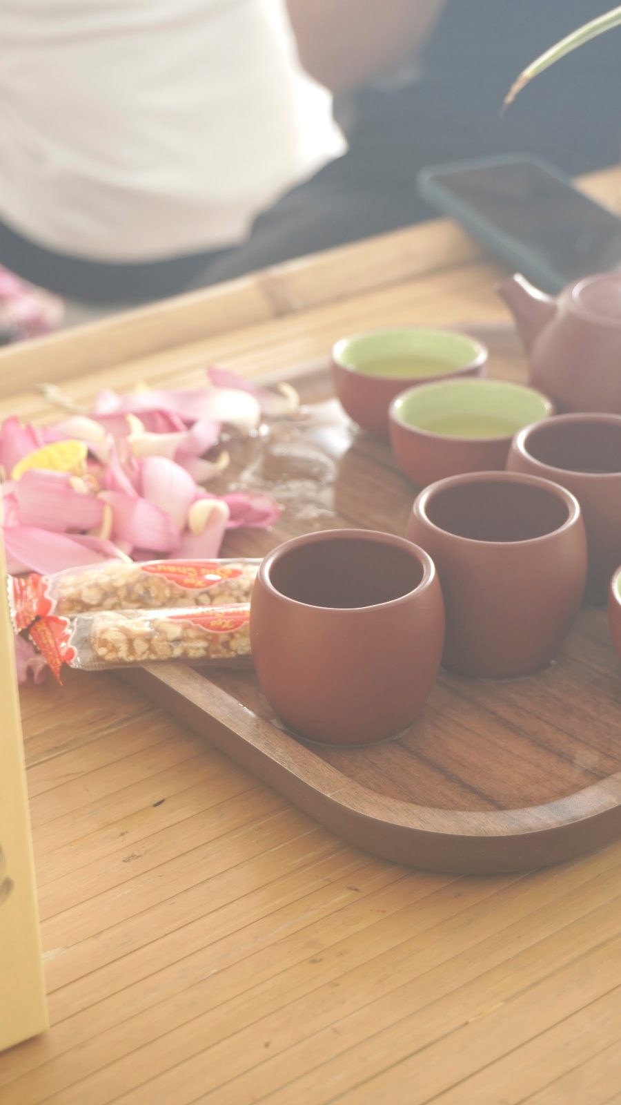 Ấm chén tử sa bên cánh sen hồng