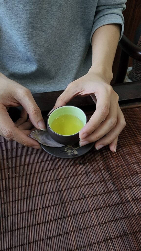 Pha trà Thái Nguyên mời khách trên bàn trà