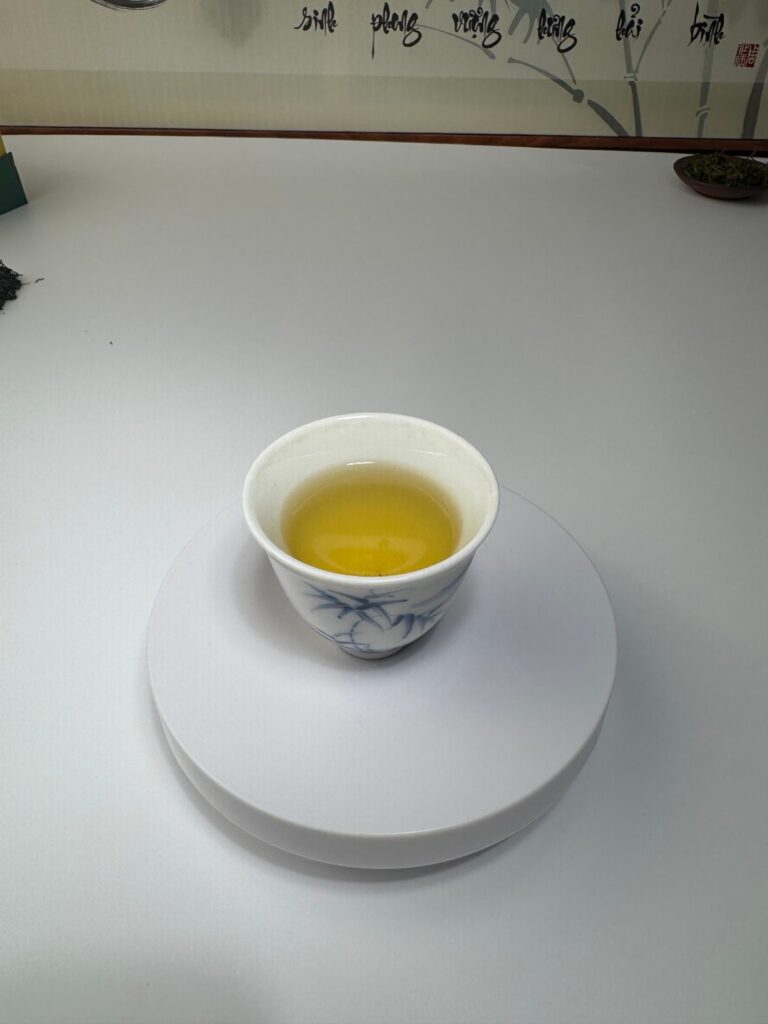 Chén nước trà xanh Thái Nguyên màu vàng sáng
