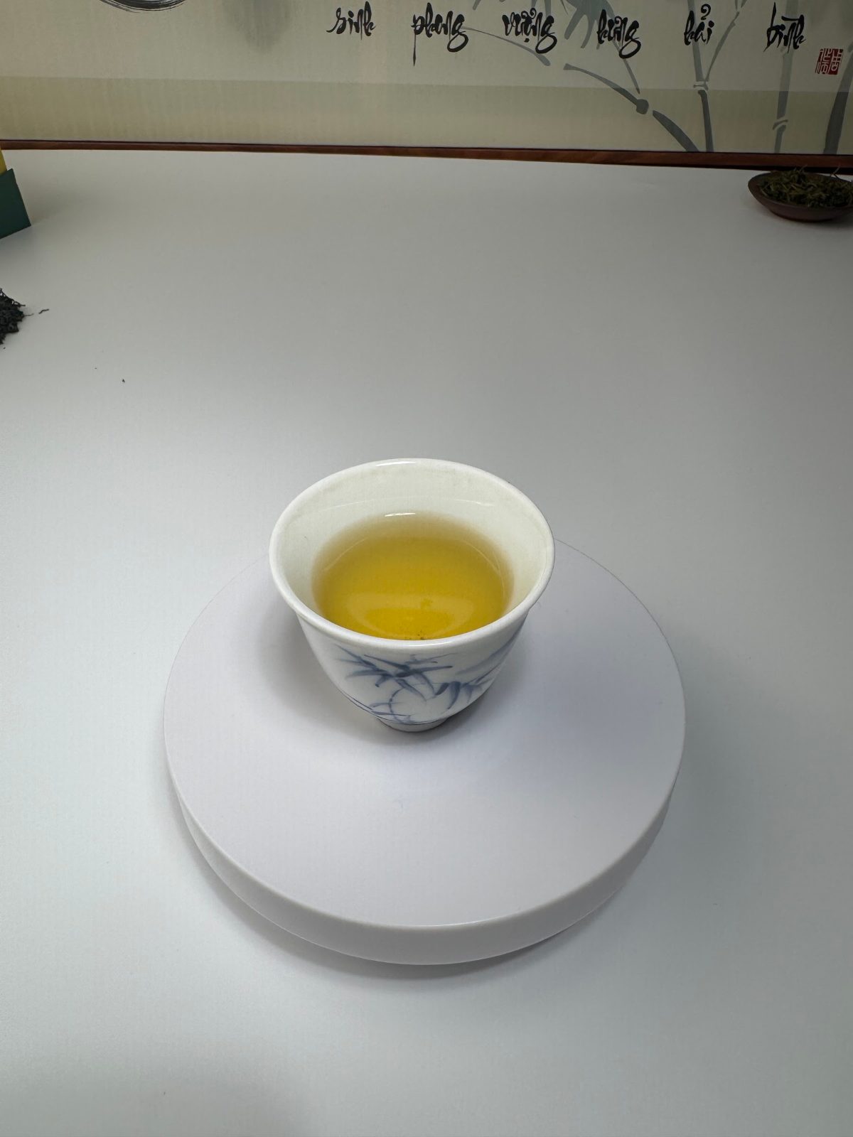 Chén nước trà xanh Thái Nguyên màu vàng sáng