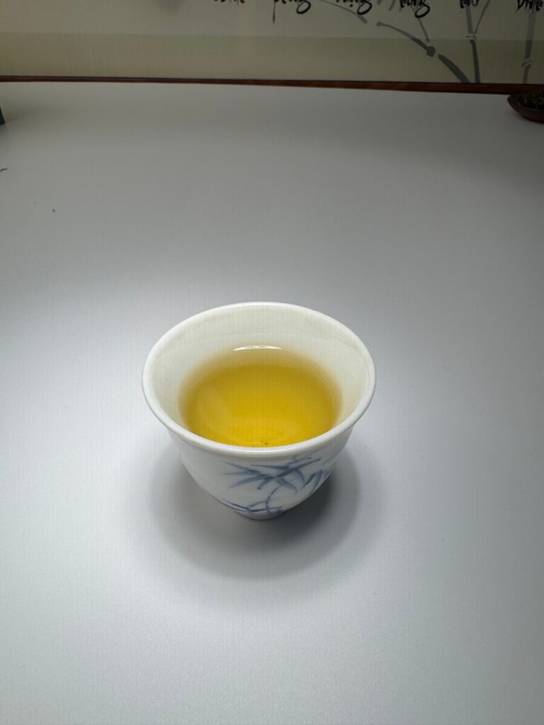 Chương trình khuyến mãi có lãi không: bốn con số cần ghi mỗi ngày Chén nước trà xanh Thái Nguyên màu vàng sáng