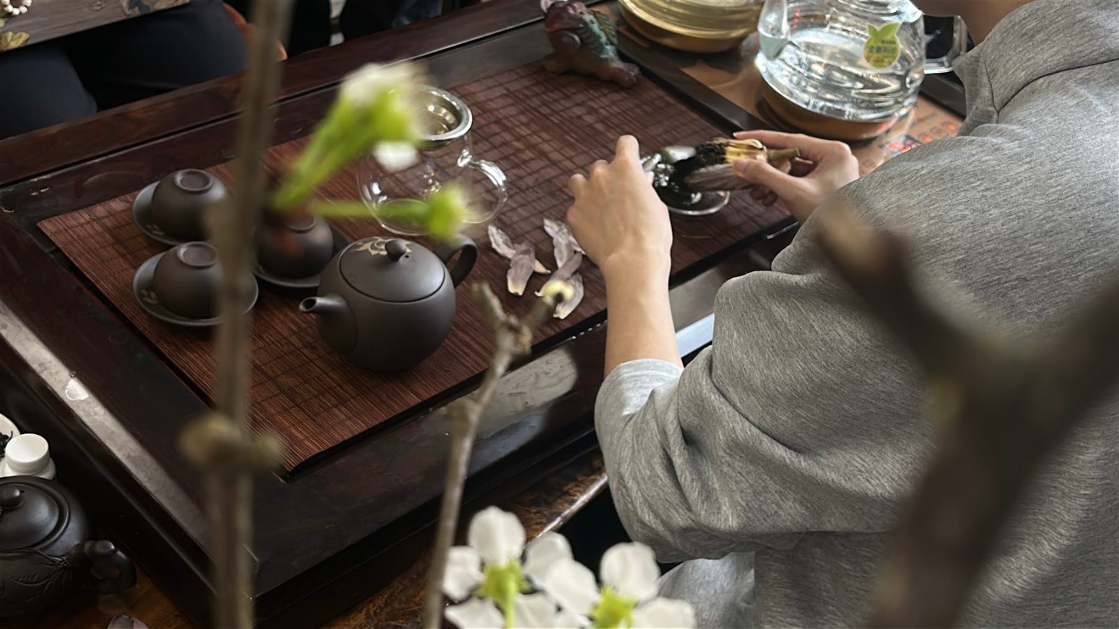 Pha trà Thái Nguyên mời khách trên bàn trà