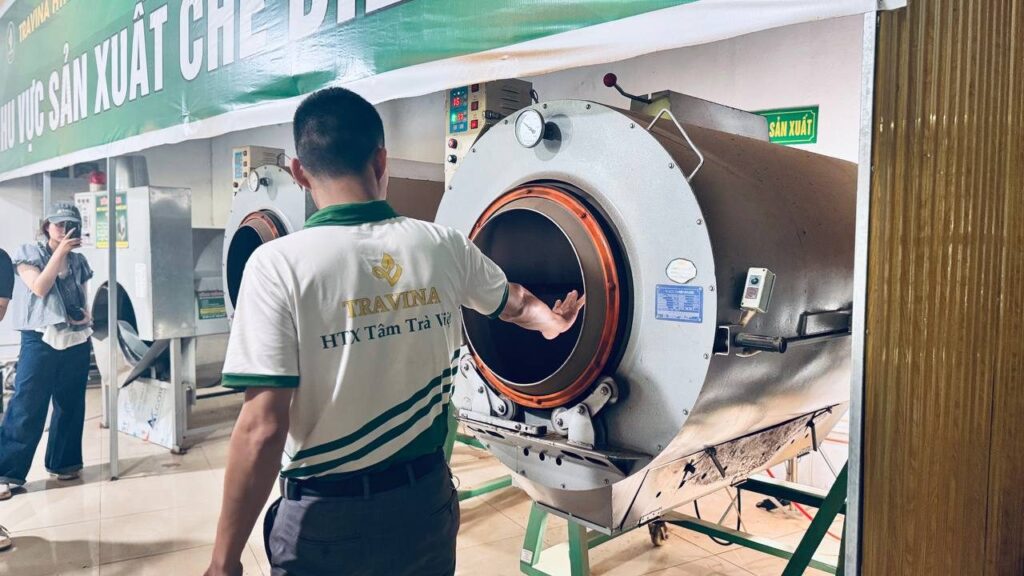 Thợ vận hành máy diệt men tại xưởng