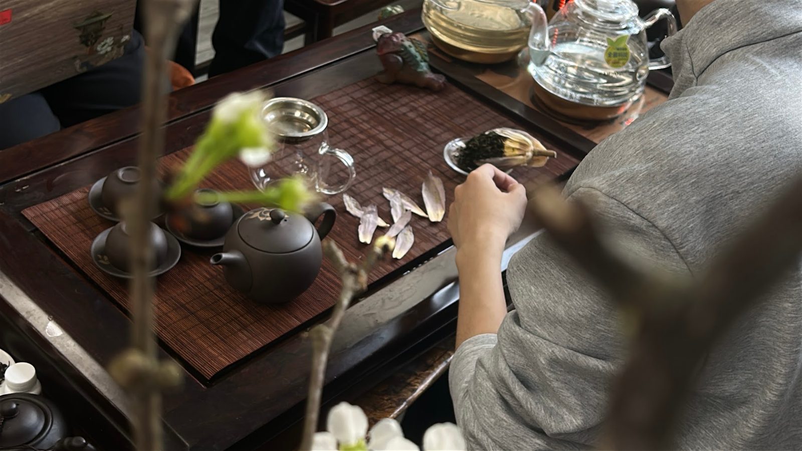 Pha trà Thái Nguyên mời khách trên bàn trà