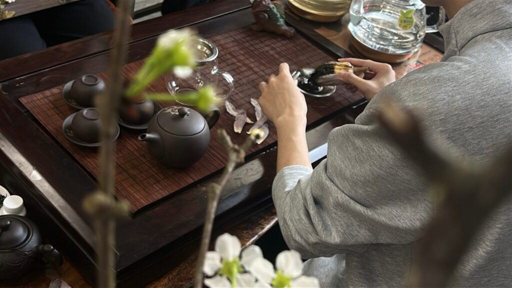 Pha trà Thái Nguyên mời khách trên bàn trà