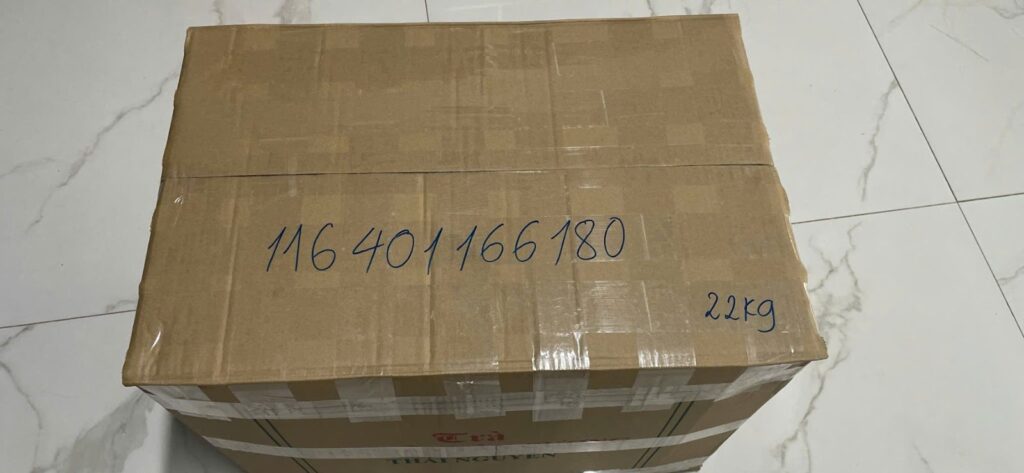 Trà đóng gói và thùng hàng chờ giao