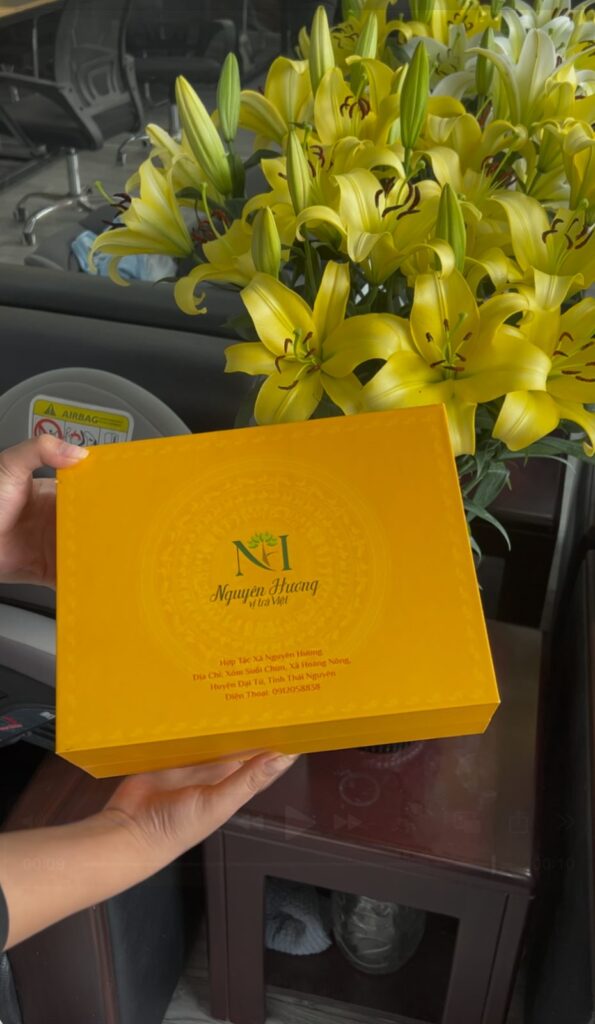 Quà kỷ niệm thành lập công ty: trà in tên, chia hai nhóm người nhận và lịch đặt Hộp quà trà Thái Nguyên TRAVINA