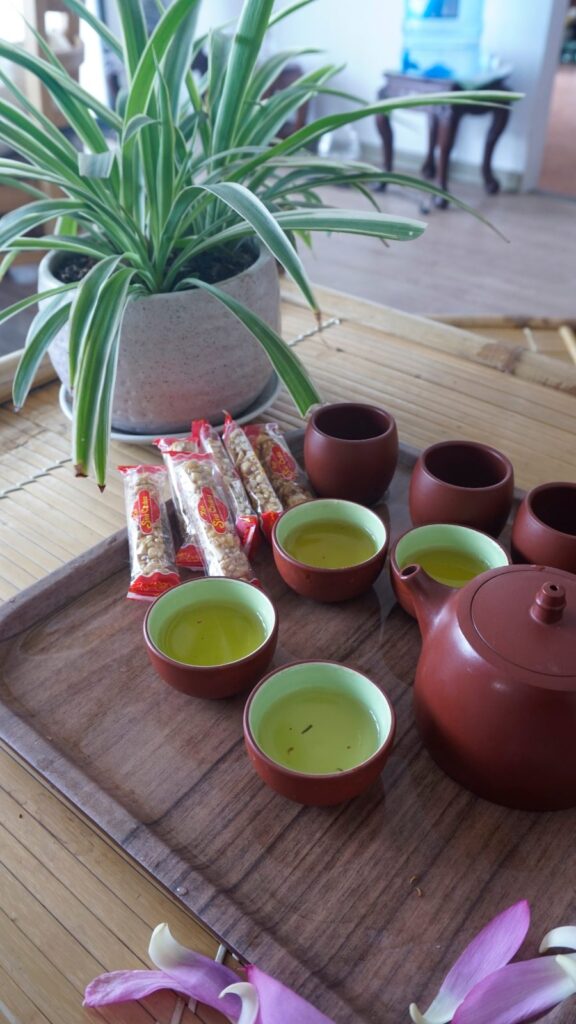Quà tặng lễ ký kết hợp đồng, ký MOU: chọn trà theo nghi thức và cấp lãnh đạo Ấm chén tử sa bên cánh sen hồng