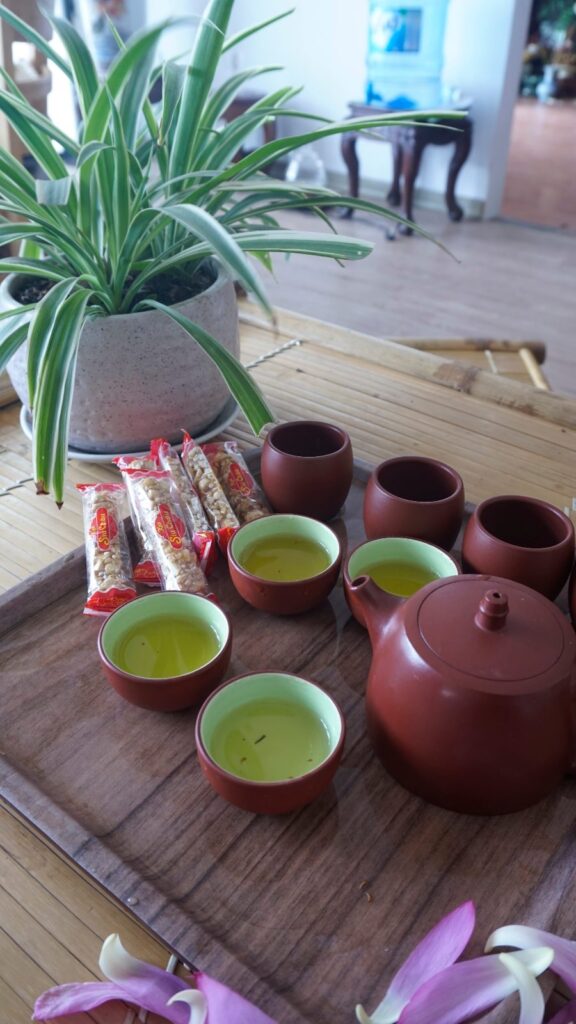 Tên gọi cổ trong ngành trà: dùng khi nào cho đúng Ấm chén tử sa bên cánh sen hồng