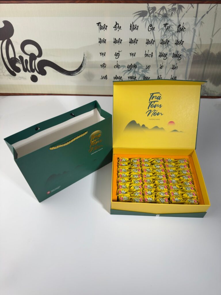 Quà Tết cho đại lý, nhà phân phối: chia 3 tầng Móc Câu, Nõn, Đinh và lịch đặt từ tháng 10 Hộp quà trà Thái Nguyên TRAVINA