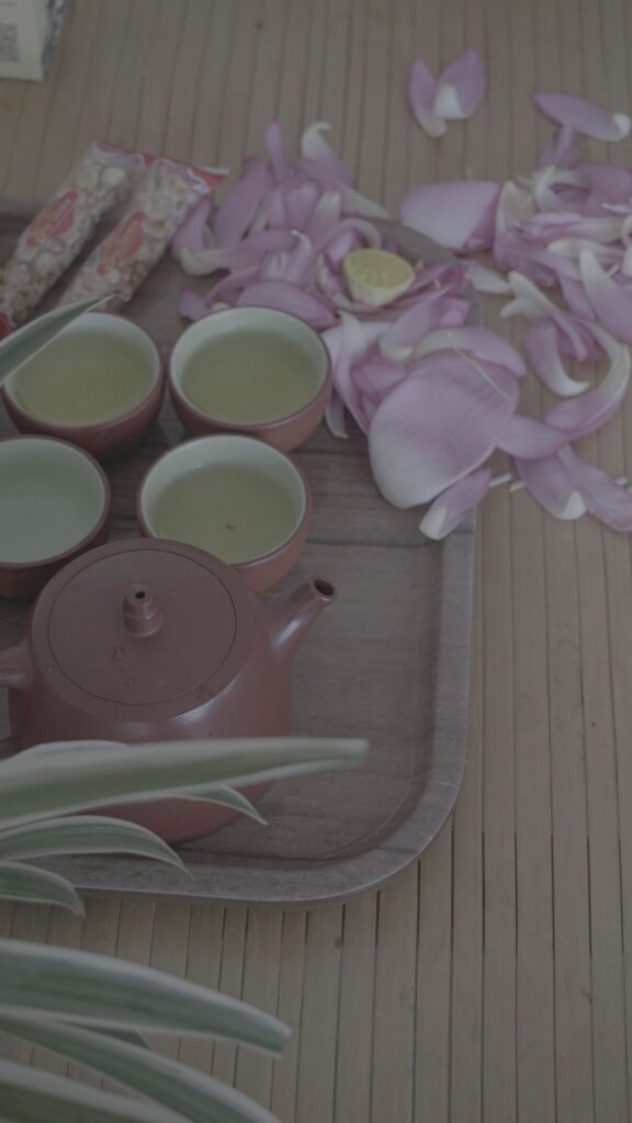 Nhận bán kèm hàng của thương hiệu khác: rủi ro và bộ tiêu chí chọn mã Ấm chén tử sa bên cánh sen hồng