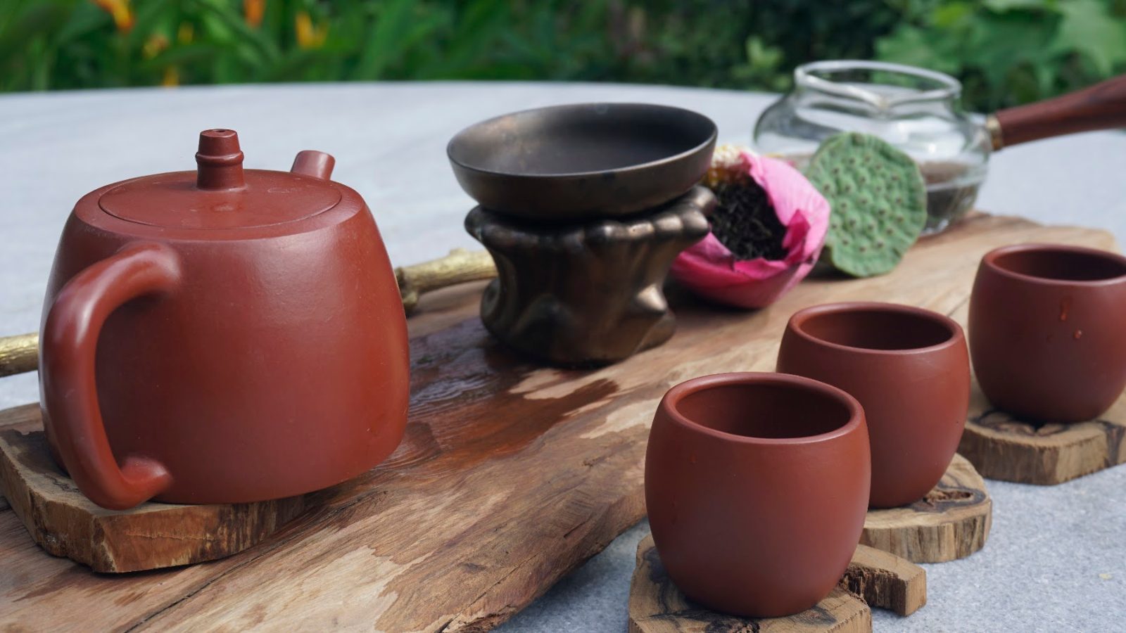 Ấm chén tử sa bên cánh sen hồng