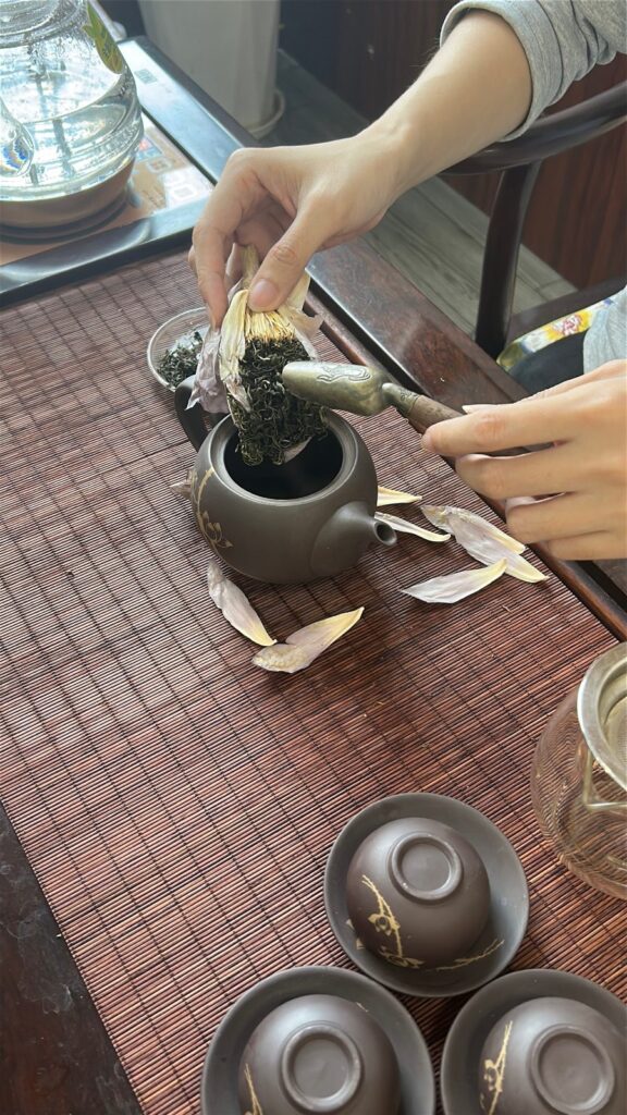 Trà Thái Nguyên tại TP Hồ Chí Minh: nguồn trà cho quán trà ngồi lâu, nhà hàng món Bắc và văn phòng ở khu trung tâm Pha trà Thái Nguyên mời khách trên bàn trà