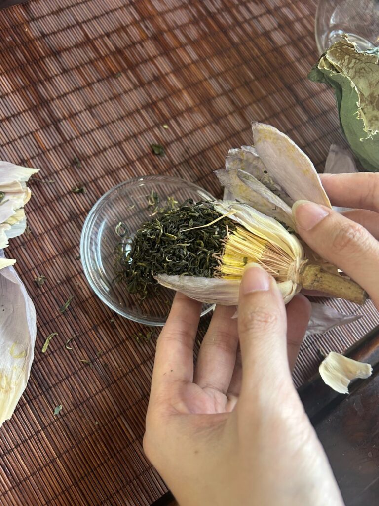 Cận cảnh trà khô nằm trong bông sen