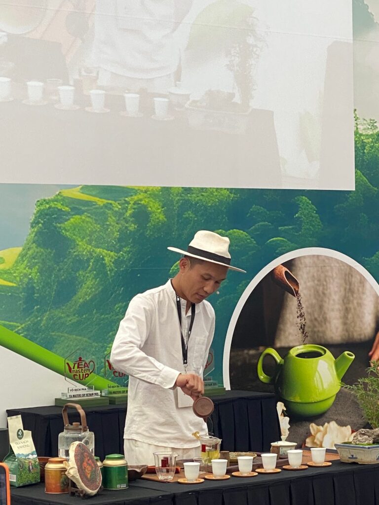 Trà đạo Trung Hoa: nguồn gốc, 6 nhóm trà và 10 danh trà nổi tiếng Nghệ nhân trình diễn pha trà tại Tea Masters Cup Vietnam 2025