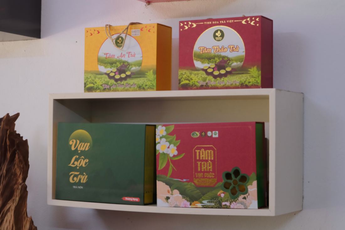 Mở đại lý trà Thái Nguyên ở Điện Biên: tỉnh miền núi mà khách đến bằng máy bay Kệ trưng bày hộp trà của đại lý trà Thái Nguyên tại Điện Biên