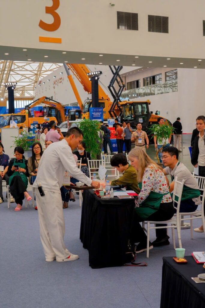 Nghệ nhân Phạm Hoàng Giang phục vụ trà tại bàn chấm thi, phần thi Pha trà Tea Masters Cup Việt Nam 2025