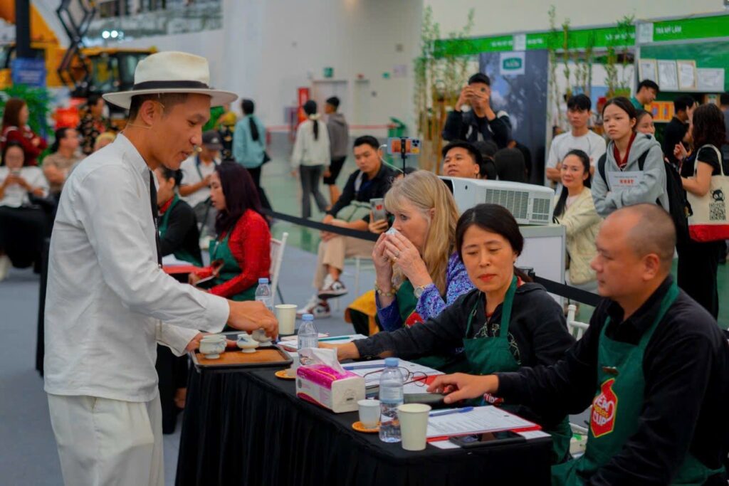 Nghệ nhân Phạm Hoàng Giang rót trà mời ban giám khảo tại Tea Masters Cup Việt Nam 2025