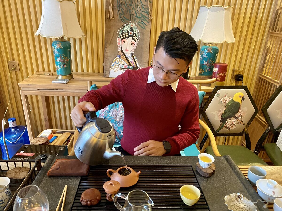 Trà cho homestay cao nguyên đá: 3 mức vốn và cách giữ trà Pha trà trên bàn trà gỗ