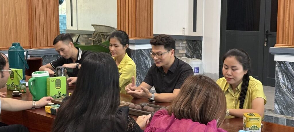 Quà Tết bằng trà hay hộp hạt dinh dưỡng: so sánh sáu tiêu chí, kể cả chỗ trà thua quà Tết trà hay hạt dinh dưỡng — Khách thử trà trước khi chốt đơn quà — bước mà hộp hạt không có.