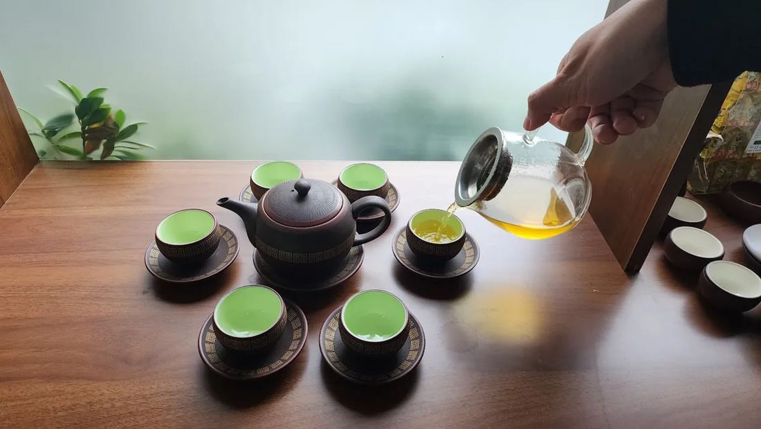 Quà giữ lại được: ghép bộ ấm chén với hộp trà Rót trà từ ấm sang chén tống trong bộ quà lưu niệm