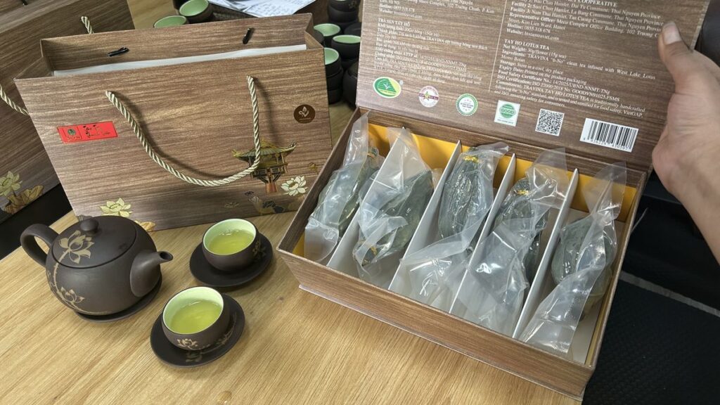 Tết 2027 biếu ai set trà nào? 8 mẫu giá từ 400 nghìn Set trà quà biếu Tâm Trà Thanh Liên hộp gỗ mở nắp cùng ấm chén