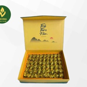 Hộp quà Tâm Trà Vạn Lộc mở nắp, lòng hộp màu vàng xếp kín gói trà nõn – TRAVINA