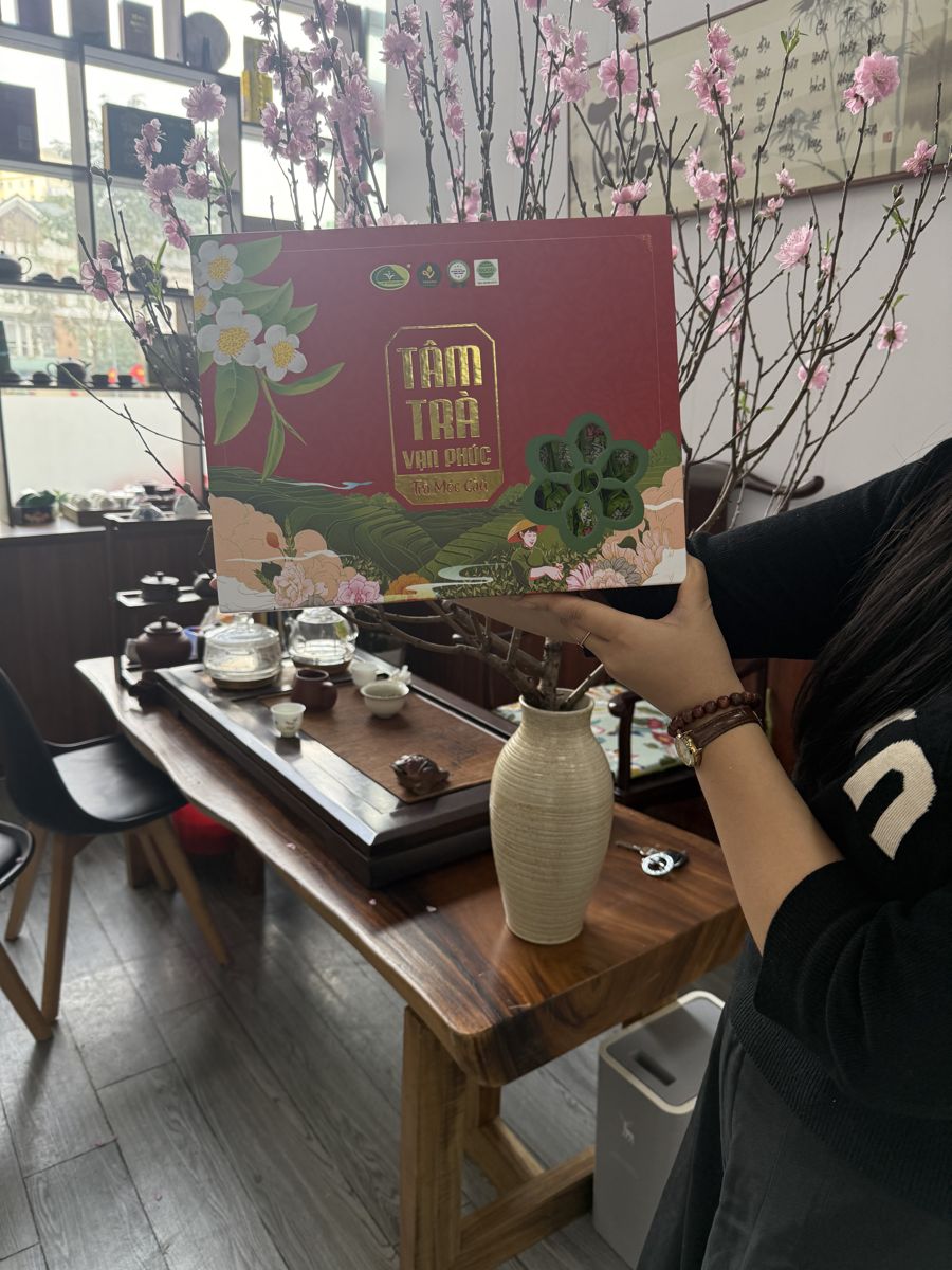 Hộp Tâm Trà Vạn Phúc bên bàn trà