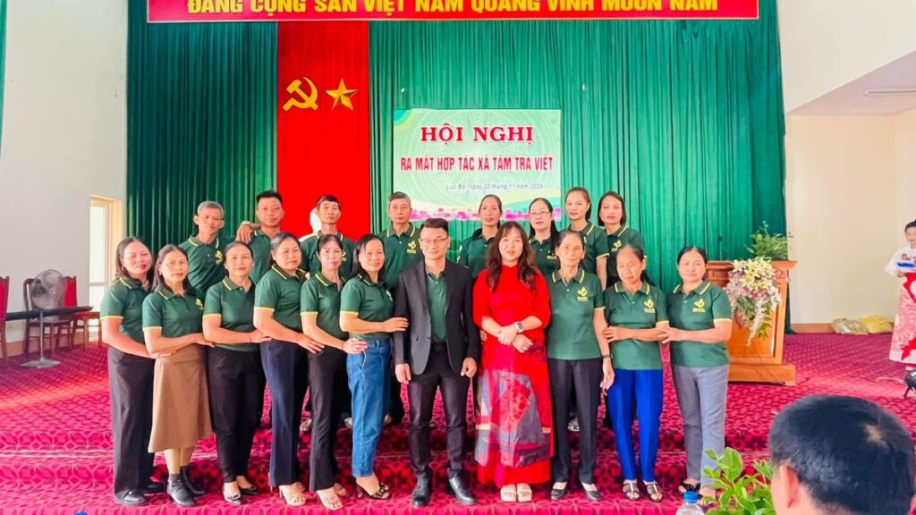 Mở đại lý trà Thái Nguyên ở Hà Tĩnh: một nửa thị trường không sống ở Hà Tĩnh Xã viên Hợp tác xã Tâm Trà Việt — nơi ra hàng cho đại lý trà Thái Nguyên ở Hà Tĩnh