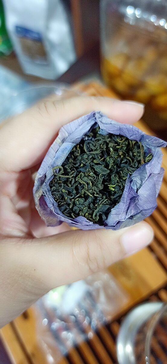 Trà nền pha trà sữa: chọn hạng, định lượng và tính giá vốn mỗi ly Bốc trà khô định lượng để pha trà sữa