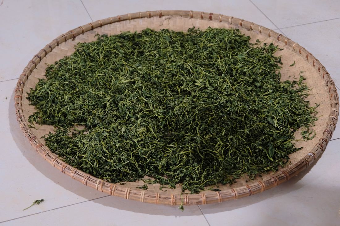 Mở đại lý trà Thái Nguyên ở Lai Châu: tỉnh xa nên tính theo chuyến, không tính theo cân Trà khô trên nong tre sau khi sao, hàng chuẩn bị đóng gói gửi đại lý trà Thái Nguyên tại Lai Châu