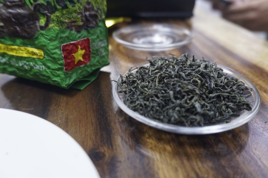 Kinh doanh trà có lãi không? Bóc tách lãi gộp trên một cân chè Thái Nguyên Trà móc câu khô bên bao bì TRAVINA, chụp tại hợp tác xã