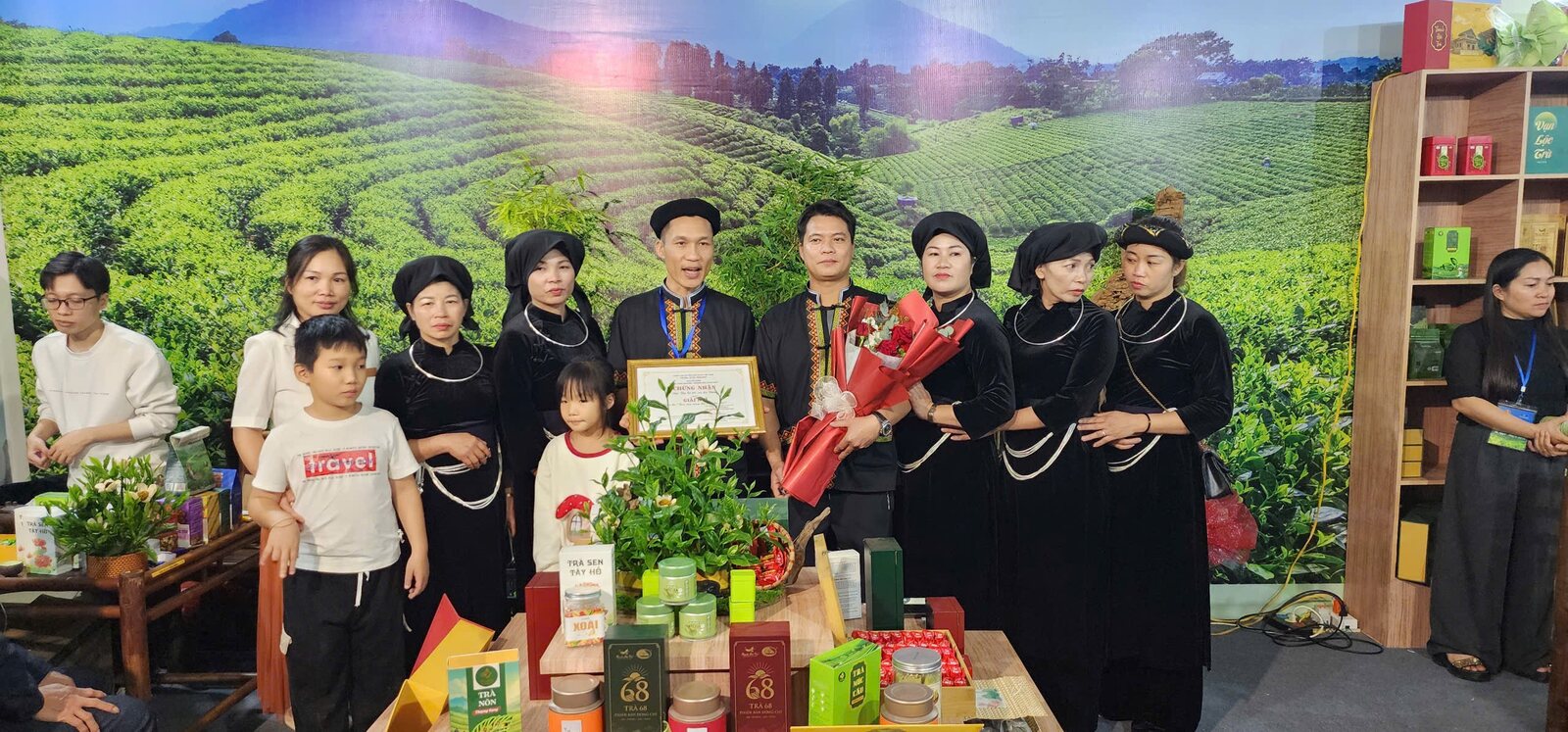 Trải nghiệm vùng chè TRAVINA Đội thi của HTX Tâm Trà Việt nhận Giải Nhì Bàn tay vàng chế biến chè 2025 tại Thái Nguyên