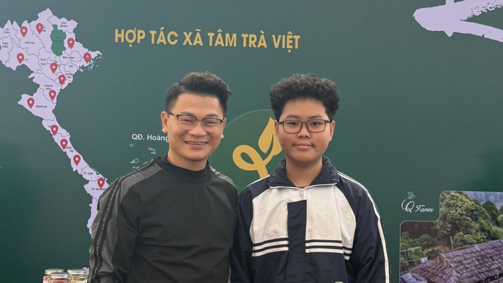 Ông Đỗ Hữu Thuận tại gian hàng của HTX Tâm Trà Việt TRAVINA trong một sự kiện xúc tiến thương mại