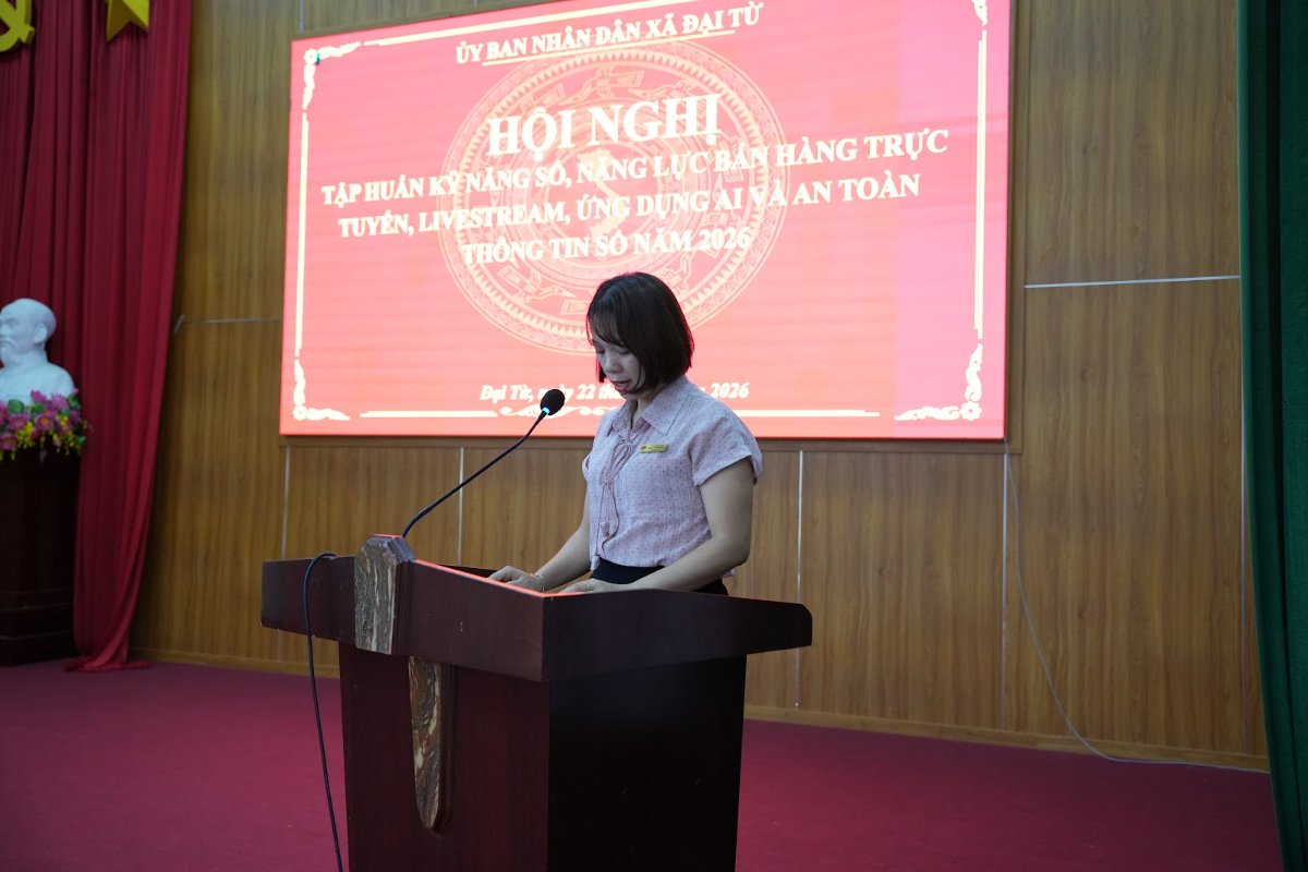 Xã Đại Từ tập huấn bán hàng số, livestream: HTX Tâm Trà Việt lên sóng với Trà Sạch 6 Không Chị Nhung, Phòng Kinh tế xã Đại Từ, trình bày tại hội nghị tập huấn kỹ năng số, livestream, ứng dụng AI và an toàn thông tin số