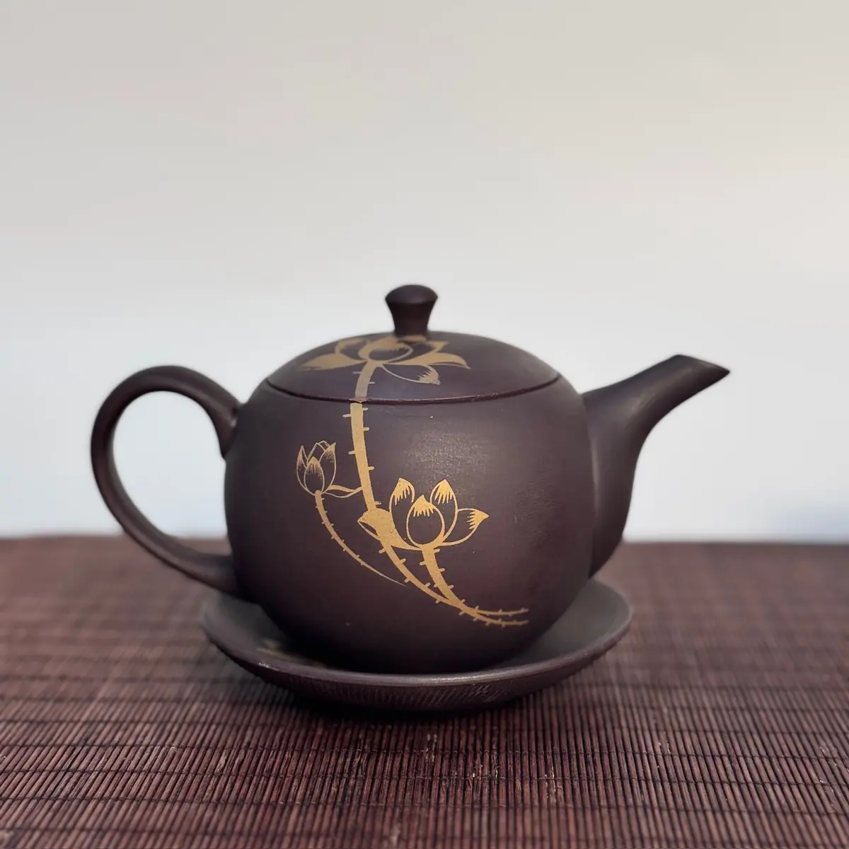 Bộ ấm chén Lục Ẩm Kim Liên – ấm trà chụp cận Bộ ấm chén Lục Ẩm Kim Liên – ấm trà chụp cận