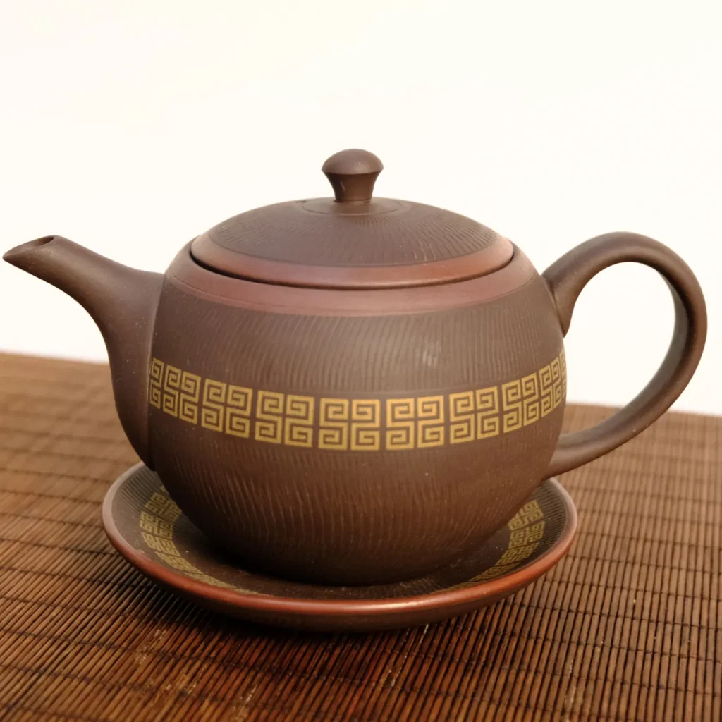 Cách pha trà đá bình 20 lít cho quán nhậu không bị chát Ấm và chén trà xanh Thái Nguyên rót sẵn để mời khách