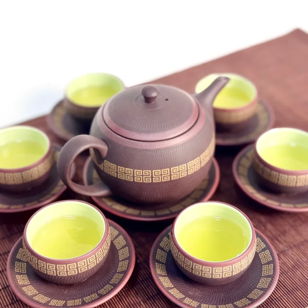 Ấm chén pha trà nóng phục vụ khách trong quán cà phê