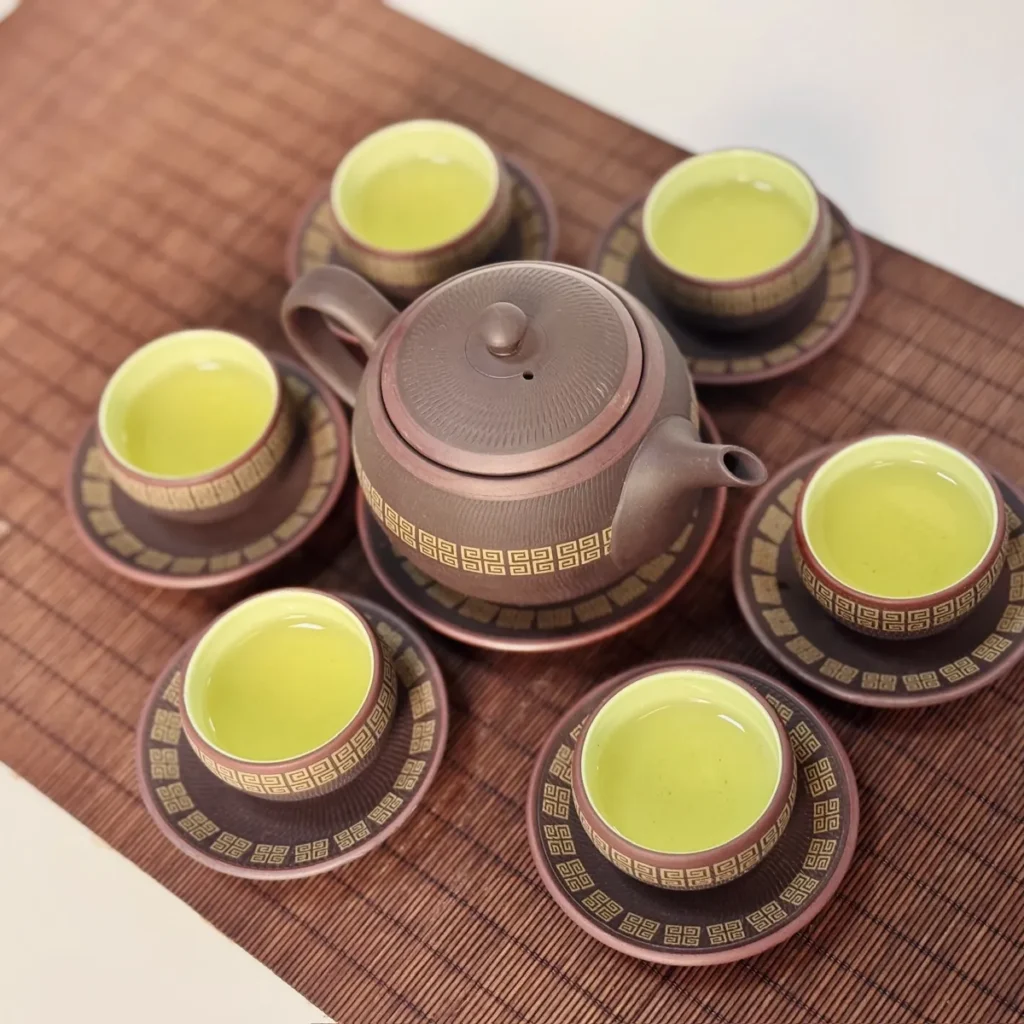 Trà mời khách ở spa, salon nên nhẹ và dễ pha, chọn loại nào? Chén trà cho spa mời khách rót từ ấm tử sa