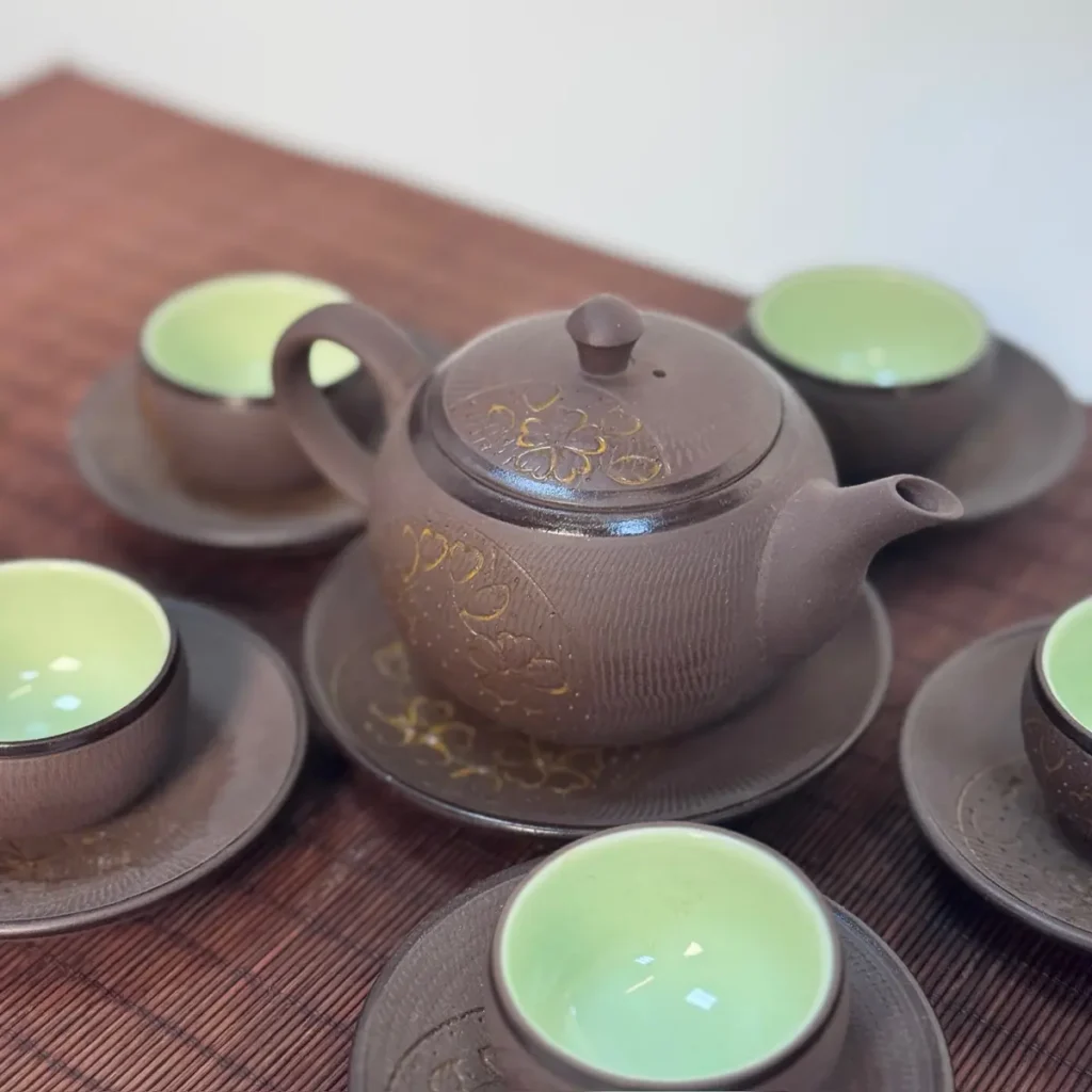 Gói đã mở thì hồng trà để được bao lâu? 4 mốc cho nhà, kho và quầy pha Ấm chén và hũ trà ở quầy pha, nơi cốt hồng trà chỉ giữ được vài giờ