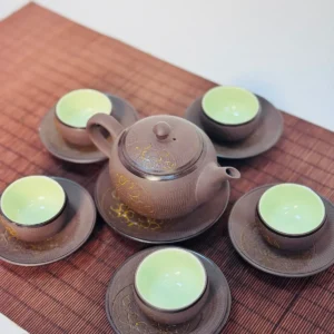 Bộ ấm Ngũ Ẩm Ẩn Liên - Bộ ấm chén Bát Tràng cao cấp – HTX Tâm Trà Việt Bộ ấm chén Ngũ Ẩm Ẩn Liên nhìn từ trên: ấm khắc sen và năm chén lòng men xanh – TRAVINA