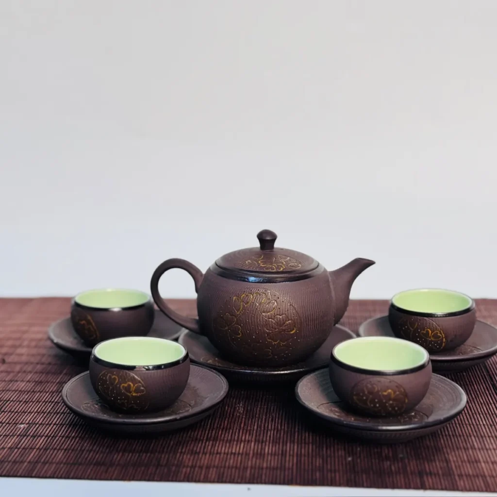 Trà phổ nhĩ là gì, 2 loại sống và chín nên nhập loại nào cho cửa hàng? Ấm chén ở quầy trà, nơi nhân viên pha thử trà phổ nhĩ cho khách mới
