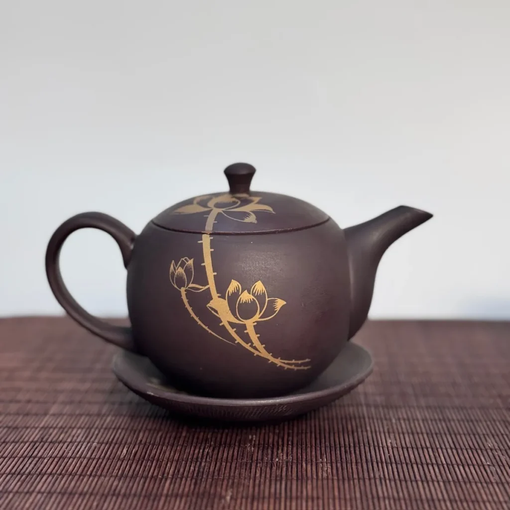Chén trà đầu năm ở văn phòng, lúc cả phòng chúc Tết sếp ngày khai xuân