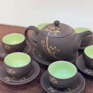 Bộ ấm Lục Ẩm Kim Liên - Bộ ấm chén Bát Tràng cao cấp – HTX Tâm Trà Việt Cận cảnh ấm và chén tử sa vẽ hoa sen vàng – TRAVINA HTX Tâm Trà Việt