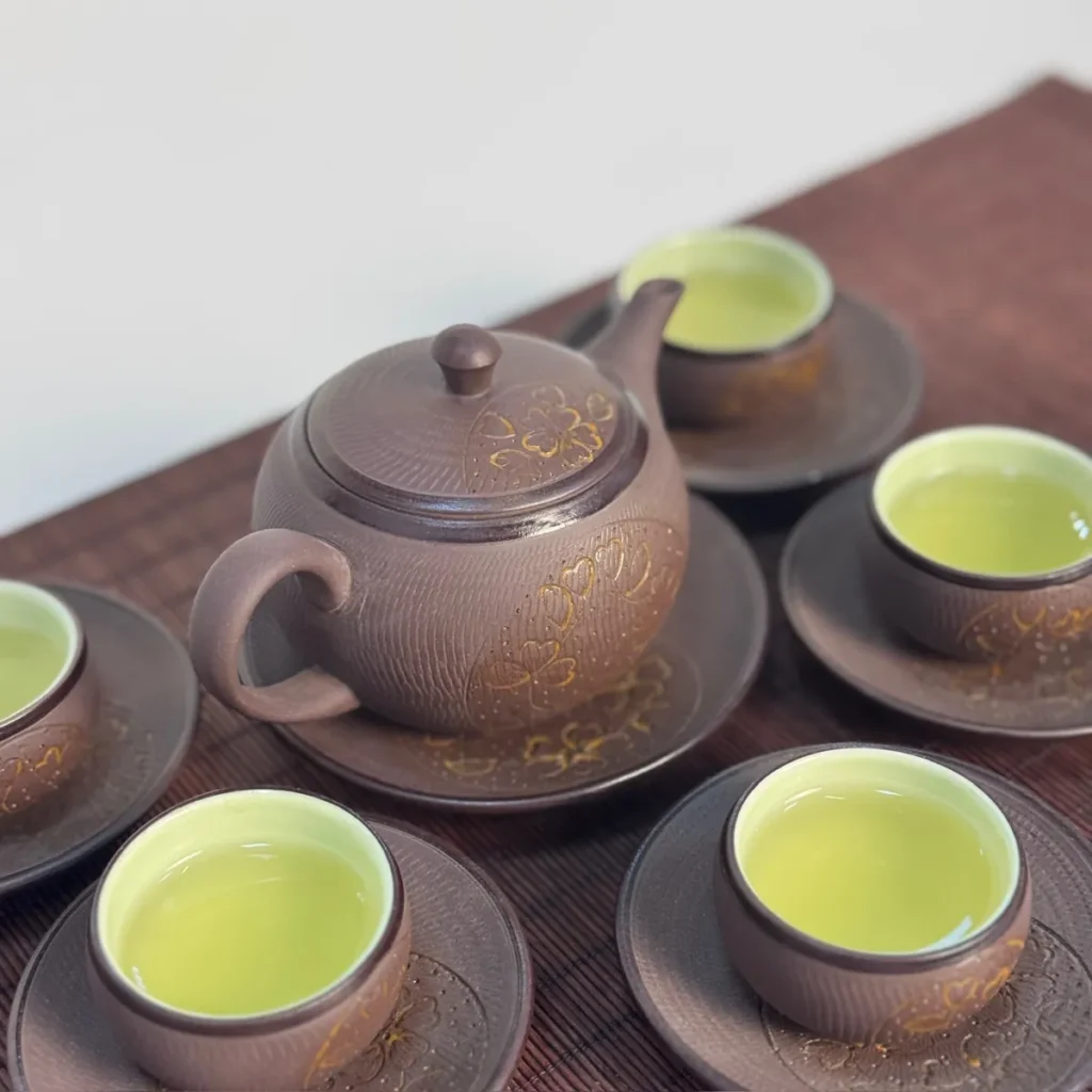 Ấm chén pha trà welcome drink mời khách vừa nhận phòng