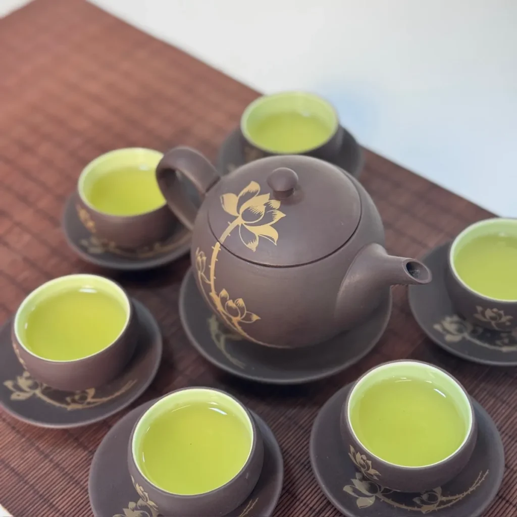 Bí quyết chọn trà mời khách cho nhà hàng ở Thái Nguyên Ấm chén pha trà sỉ cho nhà hàng Thái Nguyên trên bàn tiếp khách