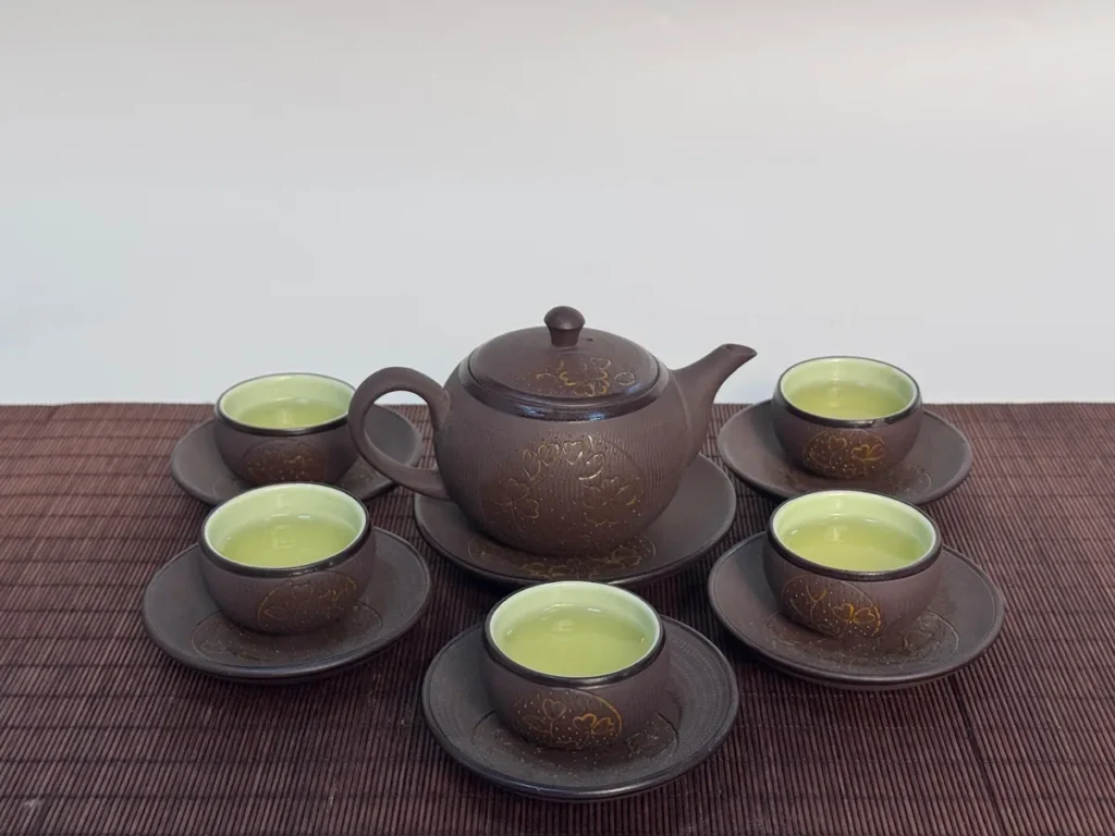 Bộ ấm chén chuẩn bị pha trà cho bàn khách nhà hàng