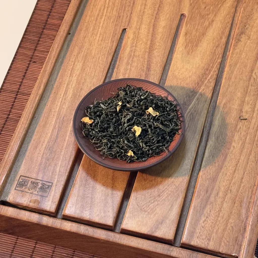 Cách pha trà đá cho quán phở, quán ăn sáng đông khách giờ cao điểm Trà xanh Thái Nguyên khô trên đĩa, trà cho quán phở nấu bình trà đá 10 g mỗi lít